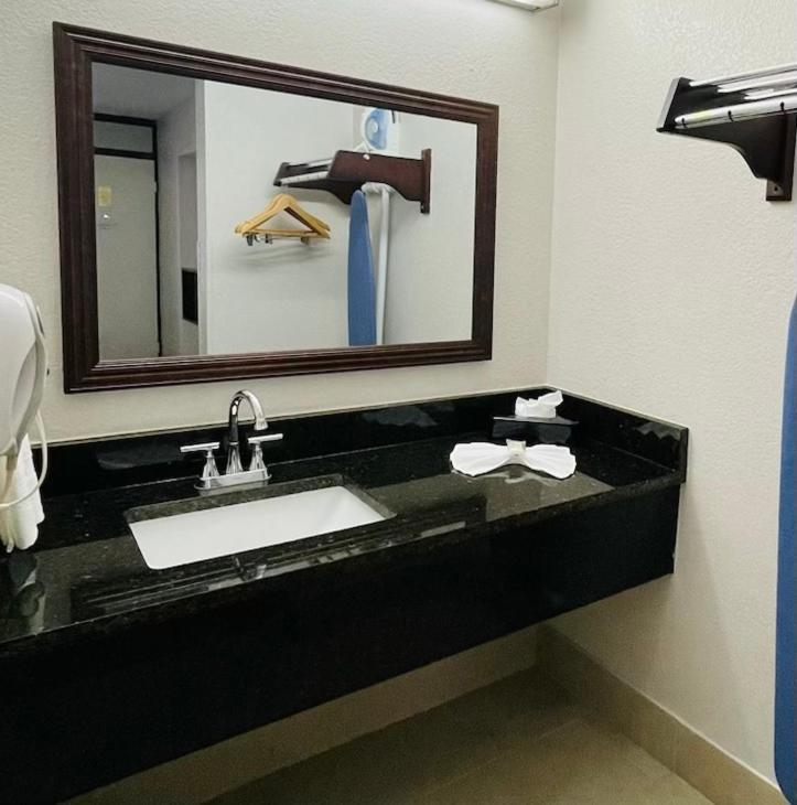 Days Inn By Wyndham Irving Grapevine Dfw Airport North Экстерьер фото