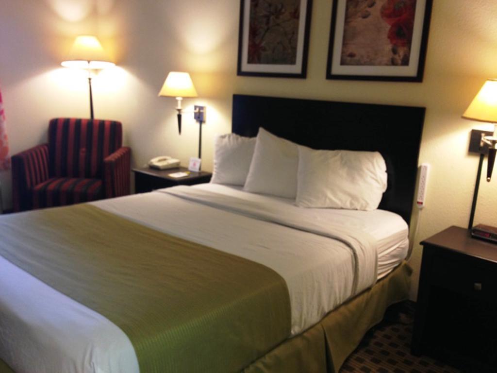 Days Inn By Wyndham Irving Grapevine Dfw Airport North Номер фото