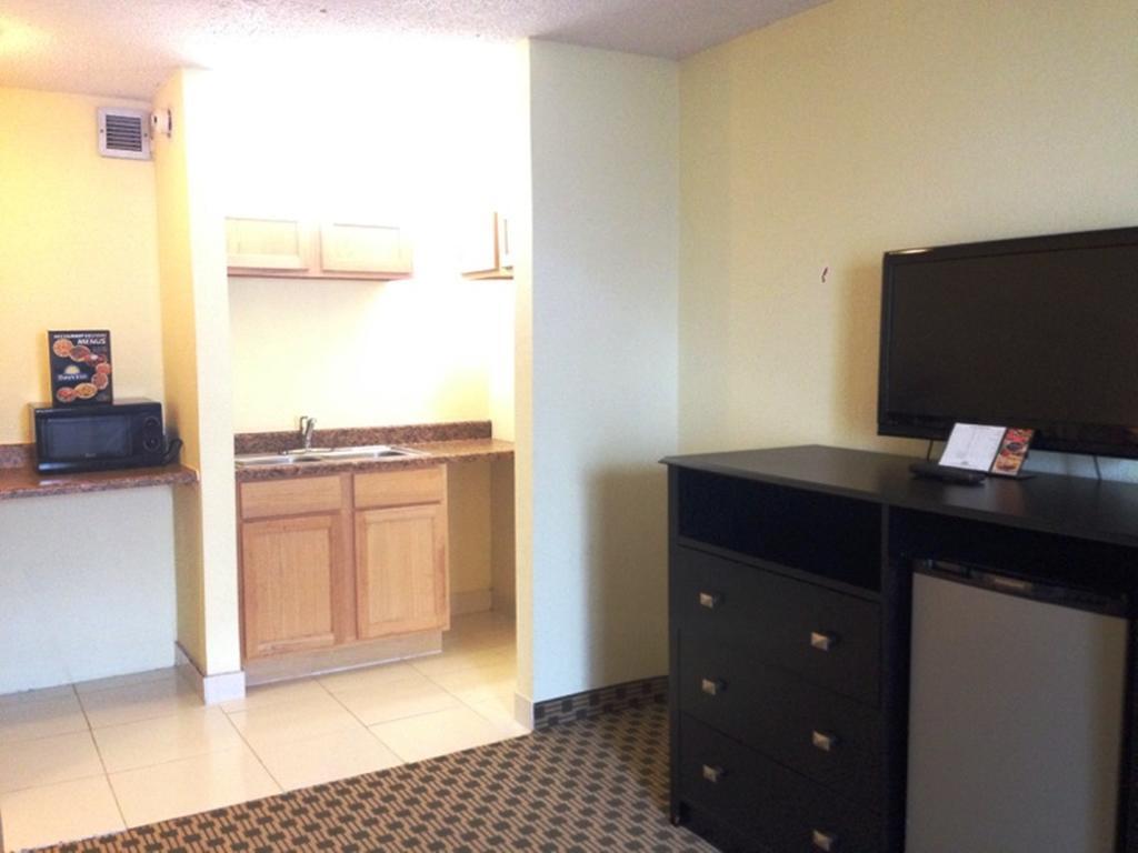 Days Inn By Wyndham Irving Grapevine Dfw Airport North Номер фото